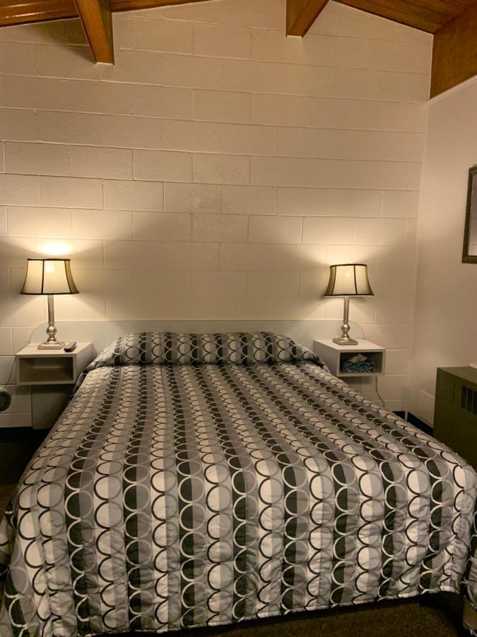 Ace Crown Motel Medicine Hat Esterno foto