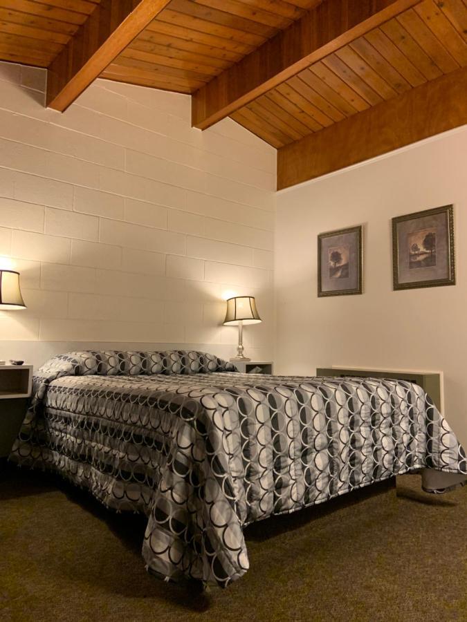 Ace Crown Motel Medicine Hat Esterno foto