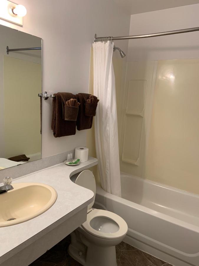 Ace Crown Motel Medicine Hat Esterno foto
