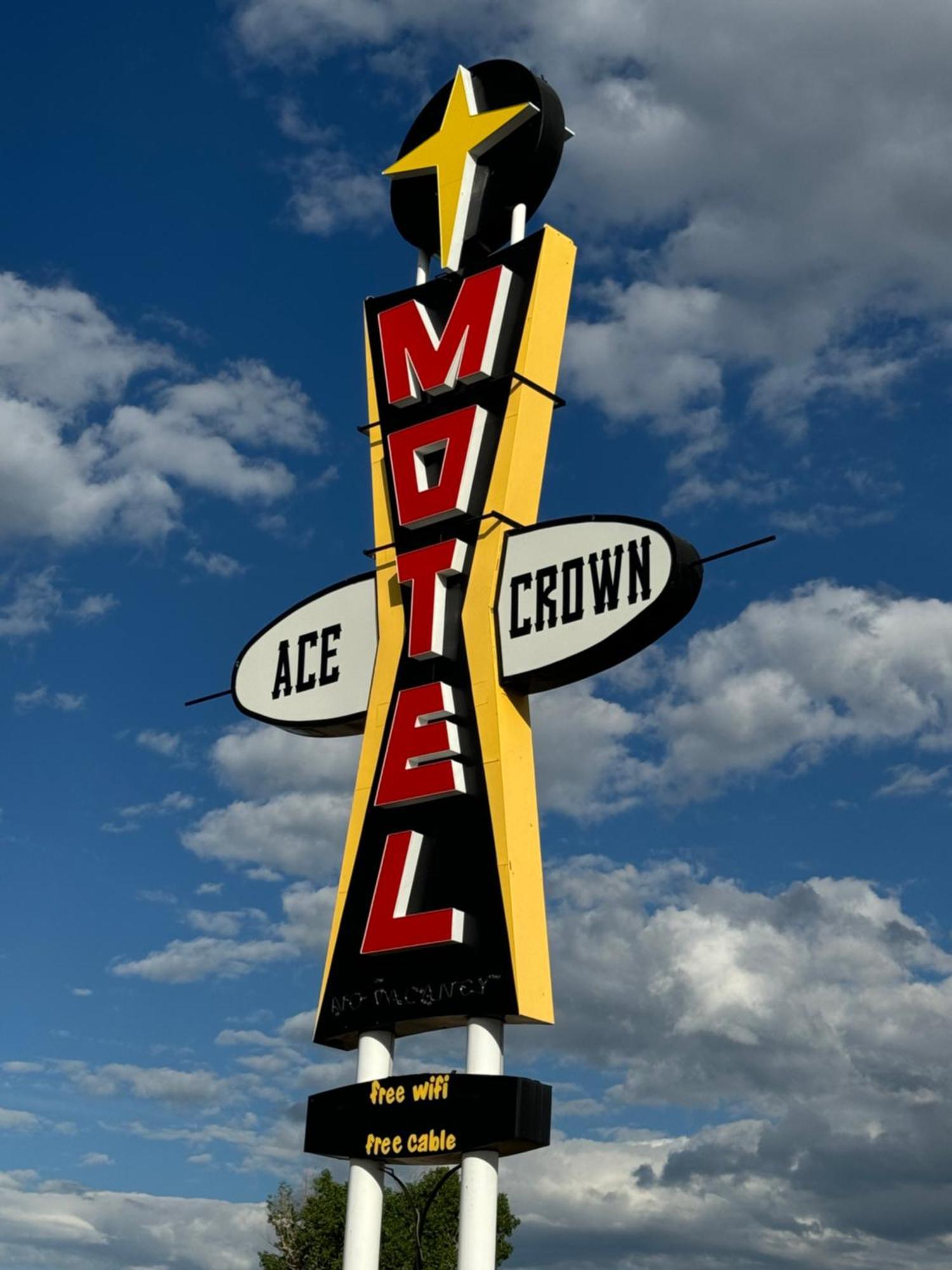 Ace Crown Motel Medicine Hat Esterno foto