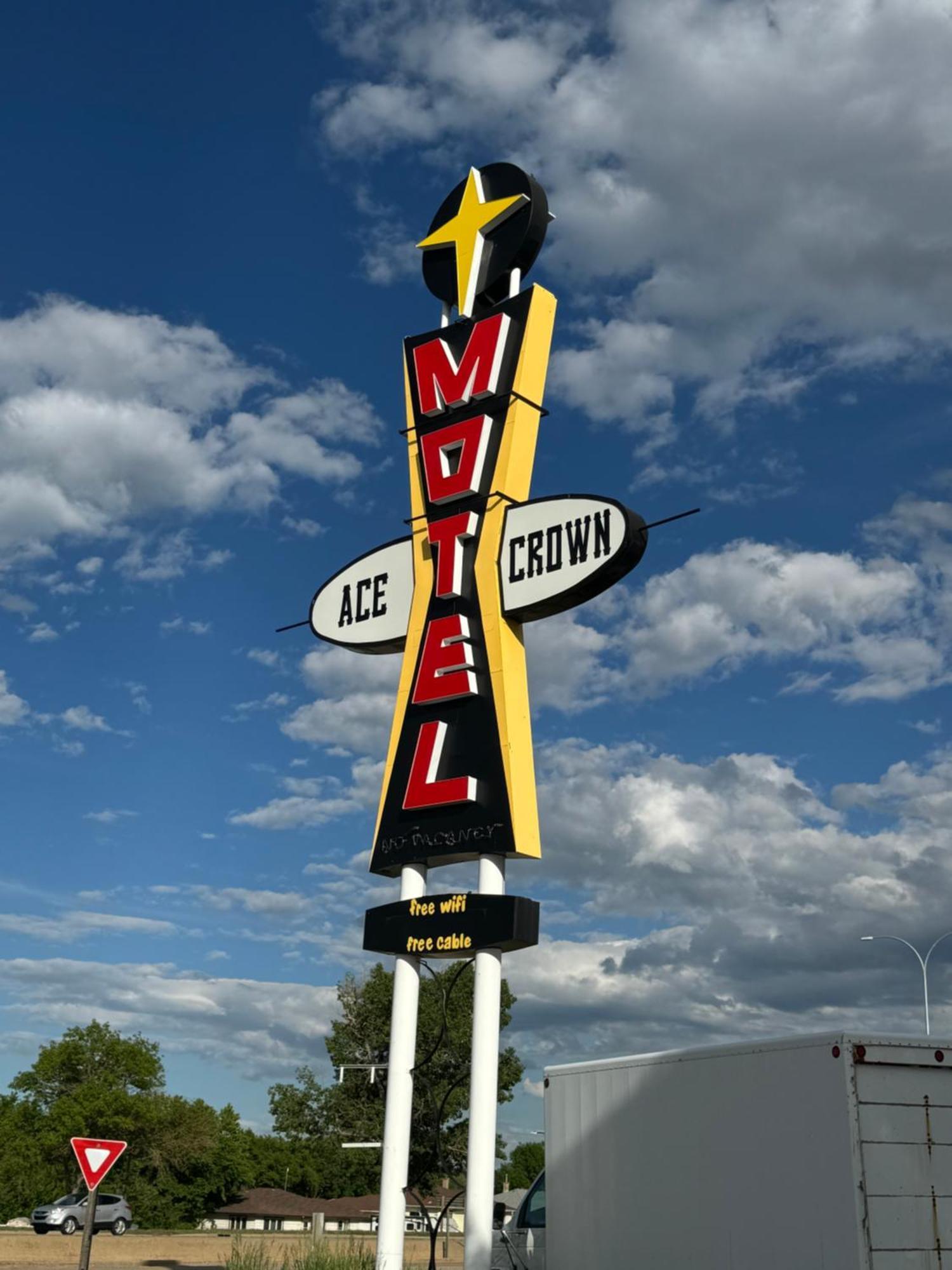 Ace Crown Motel Medicine Hat Esterno foto