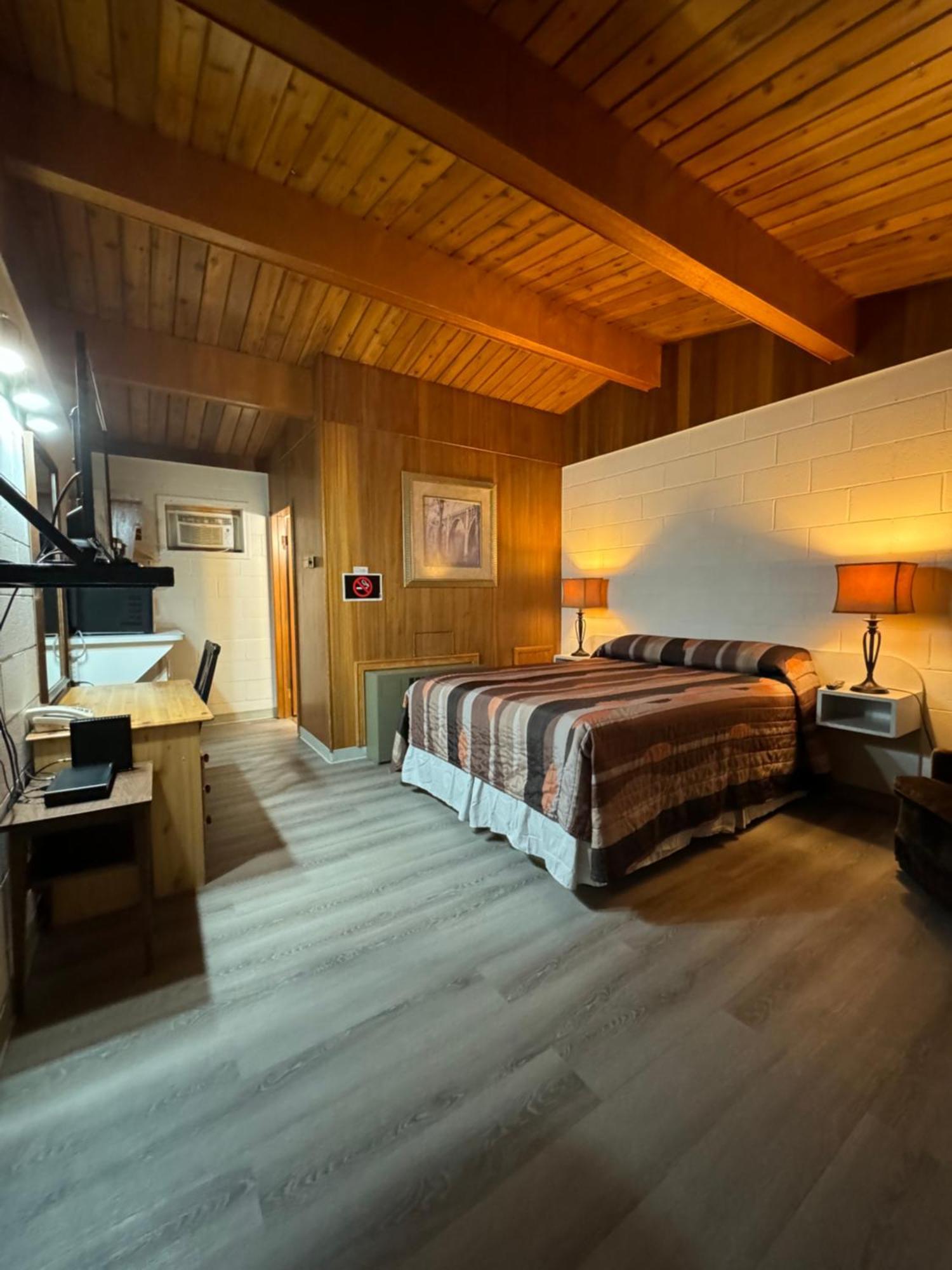 Ace Crown Motel Medicine Hat Esterno foto