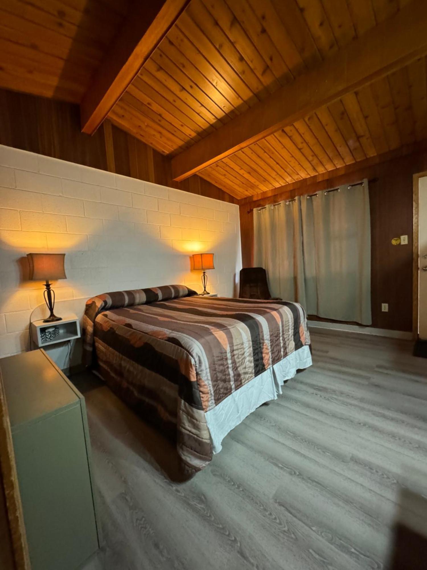 Ace Crown Motel Medicine Hat Esterno foto