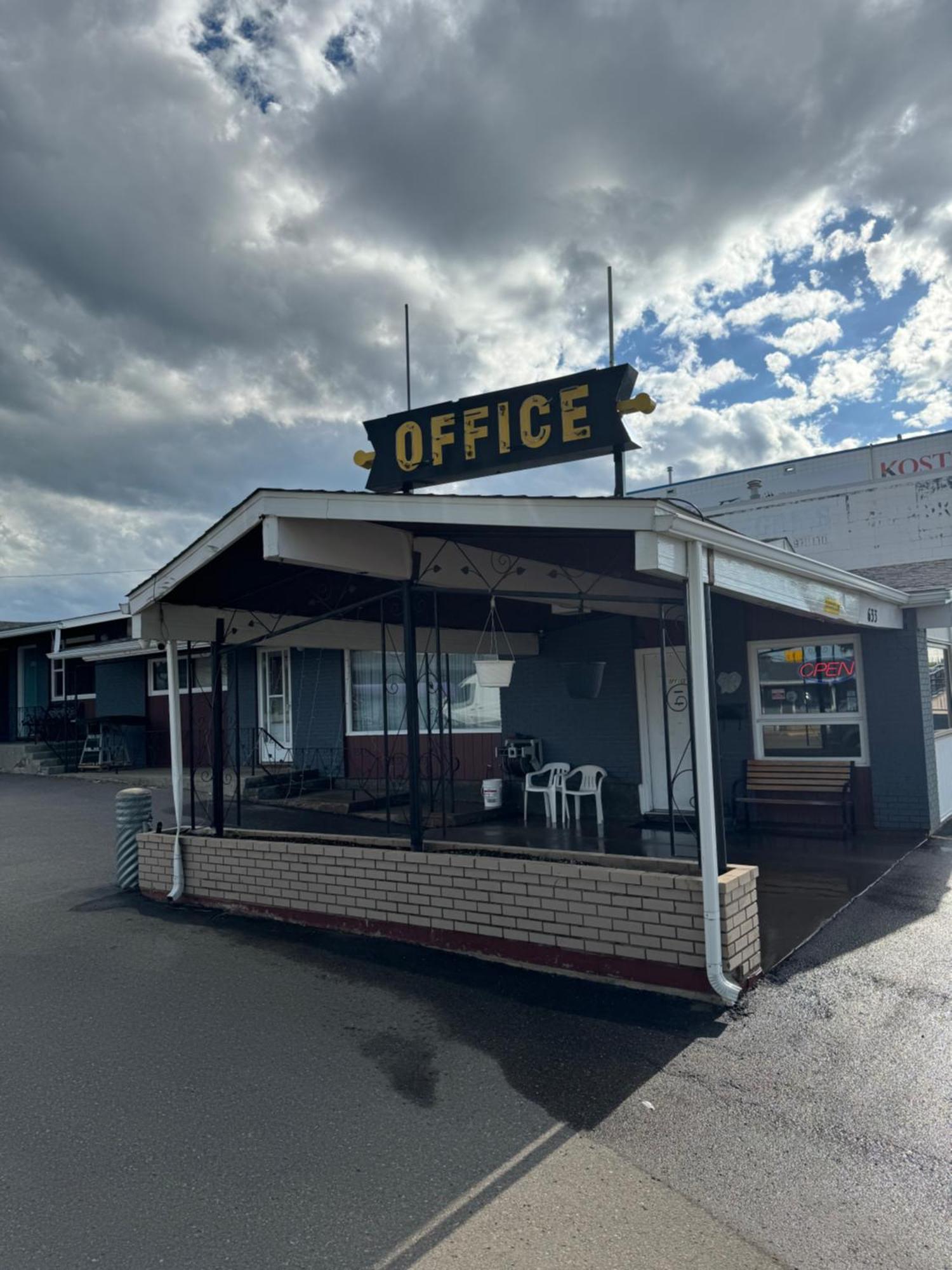 Ace Crown Motel Medicine Hat Esterno foto