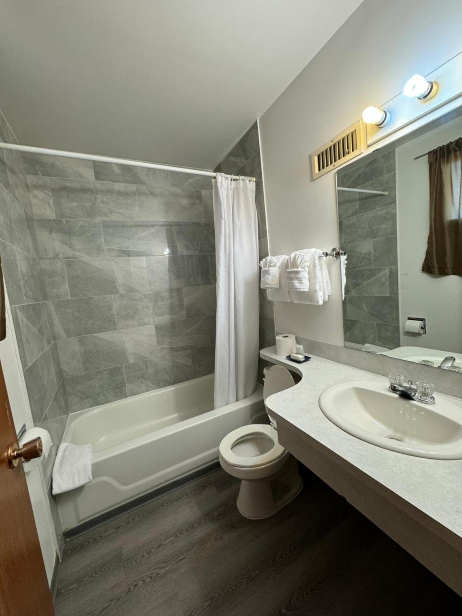 Ace Crown Motel Medicine Hat Esterno foto