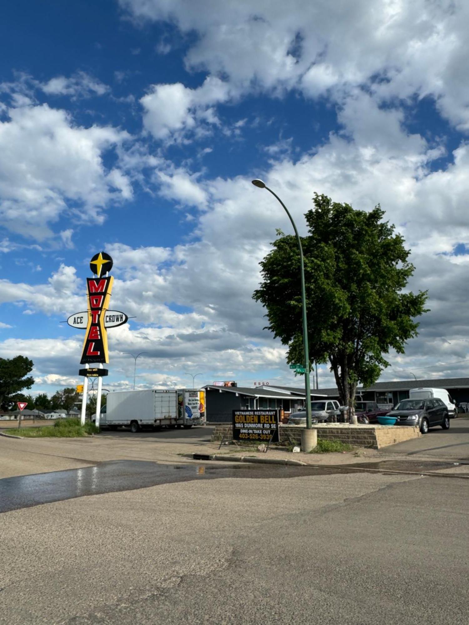 Ace Crown Motel Medicine Hat Esterno foto