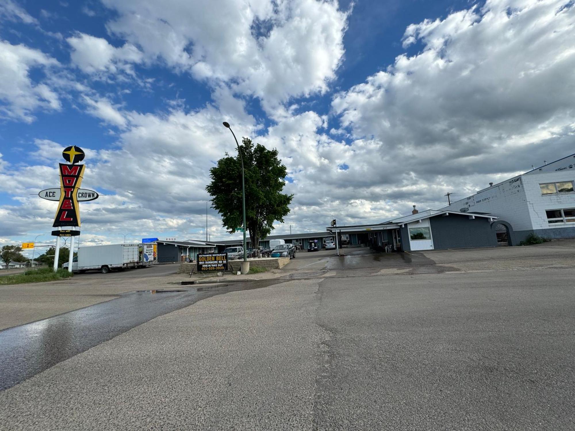 Ace Crown Motel Medicine Hat Esterno foto