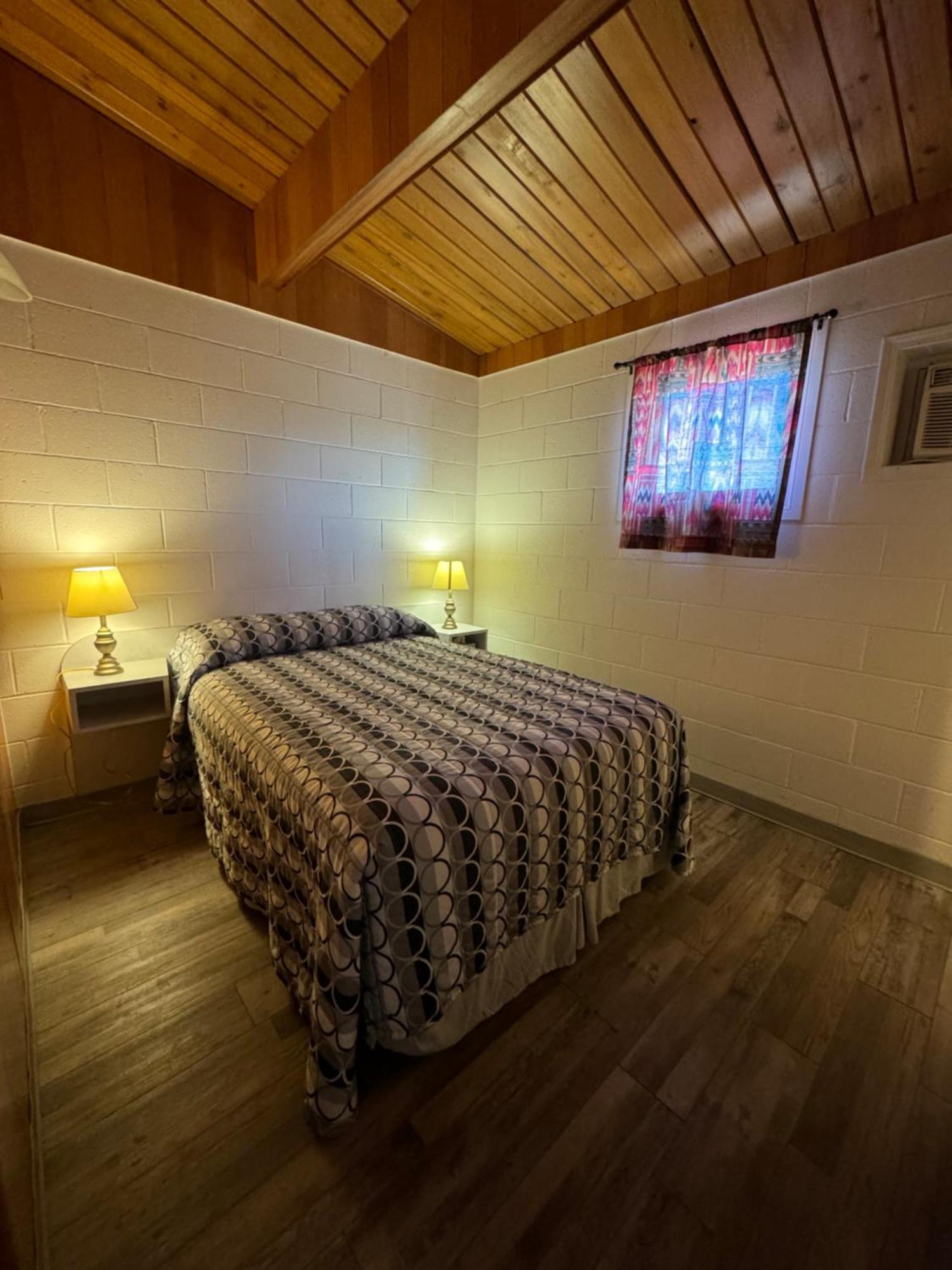 Ace Crown Motel Medicine Hat Esterno foto