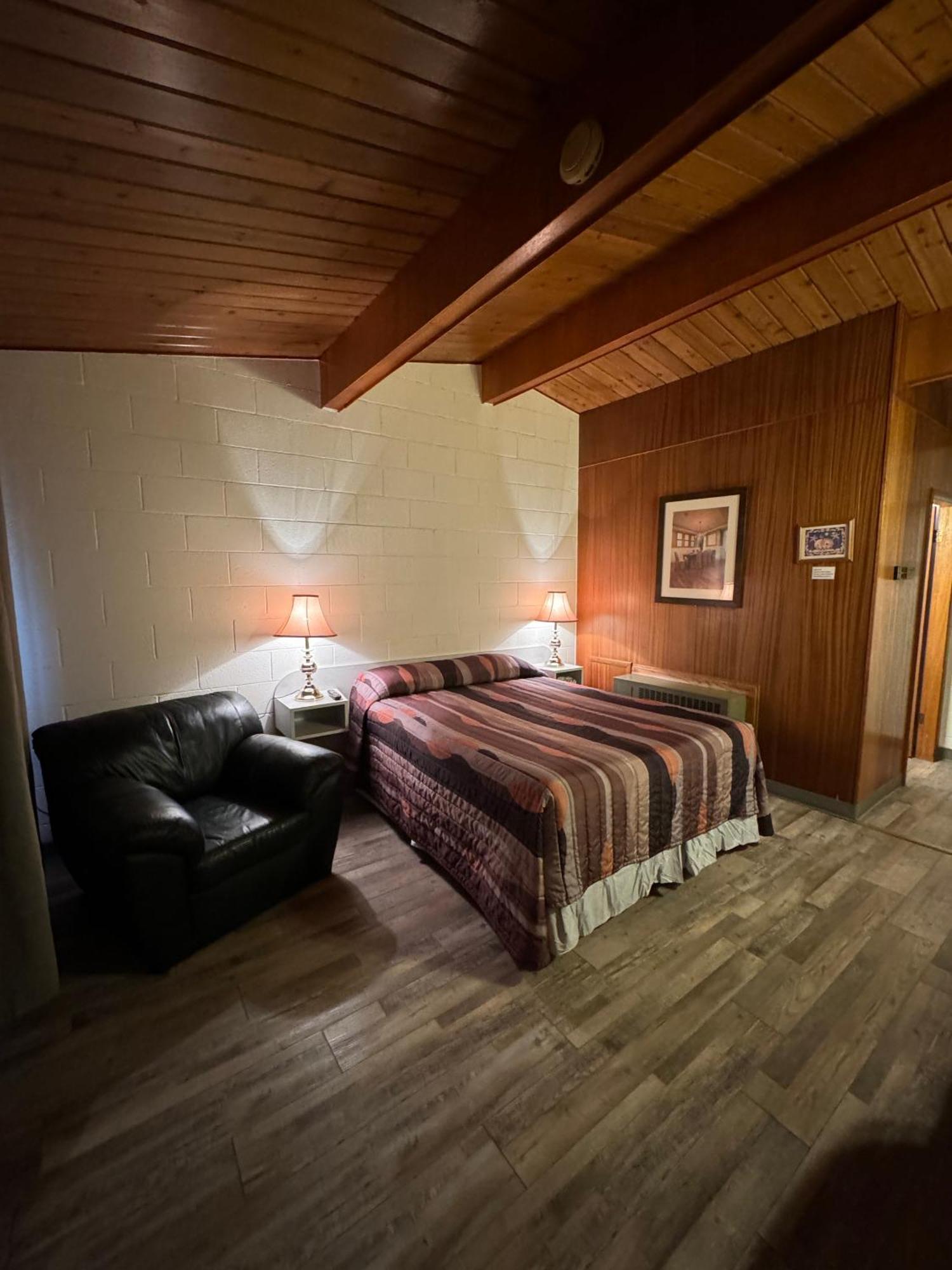 Ace Crown Motel Medicine Hat Esterno foto