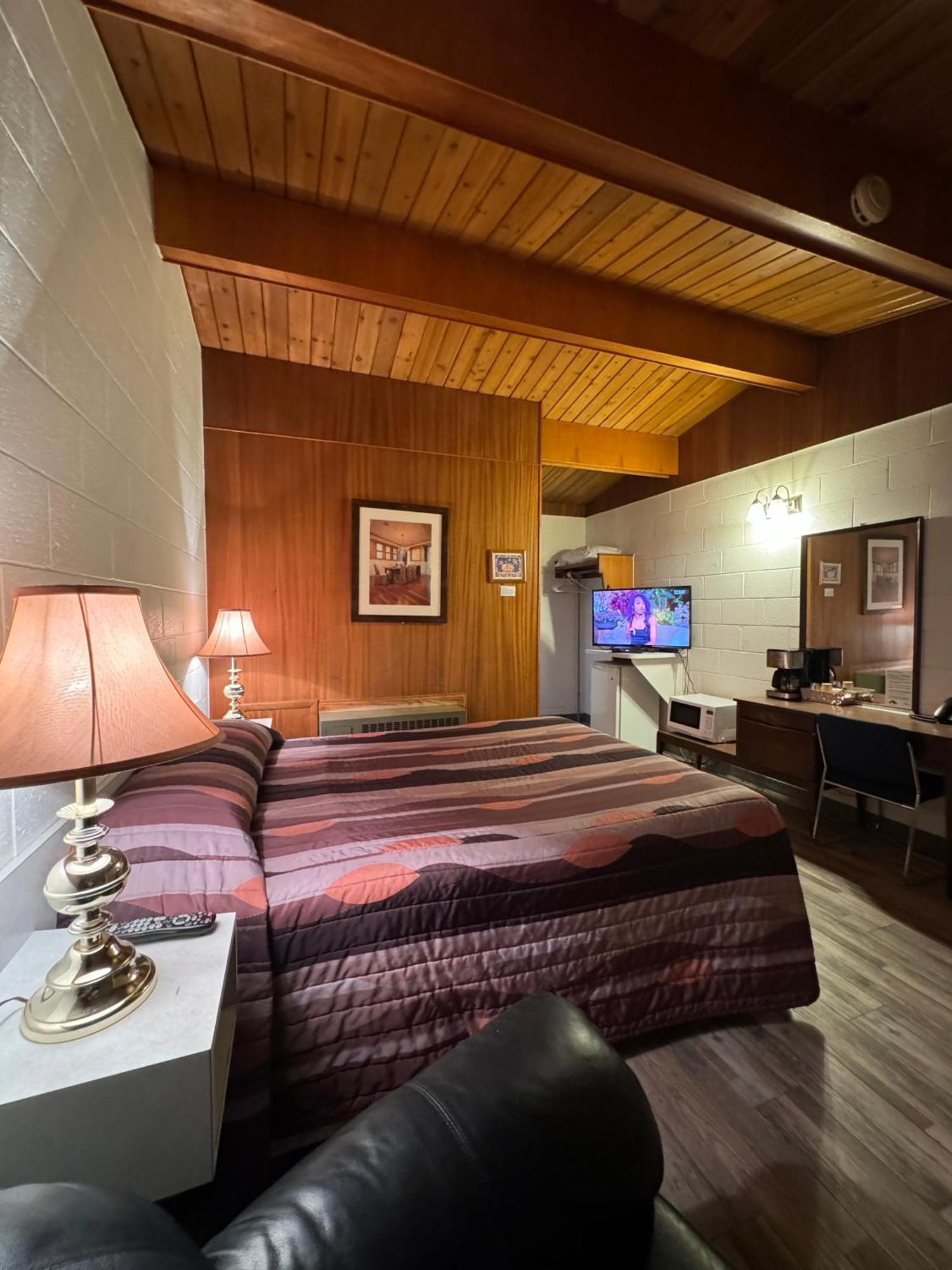 Ace Crown Motel Medicine Hat Esterno foto
