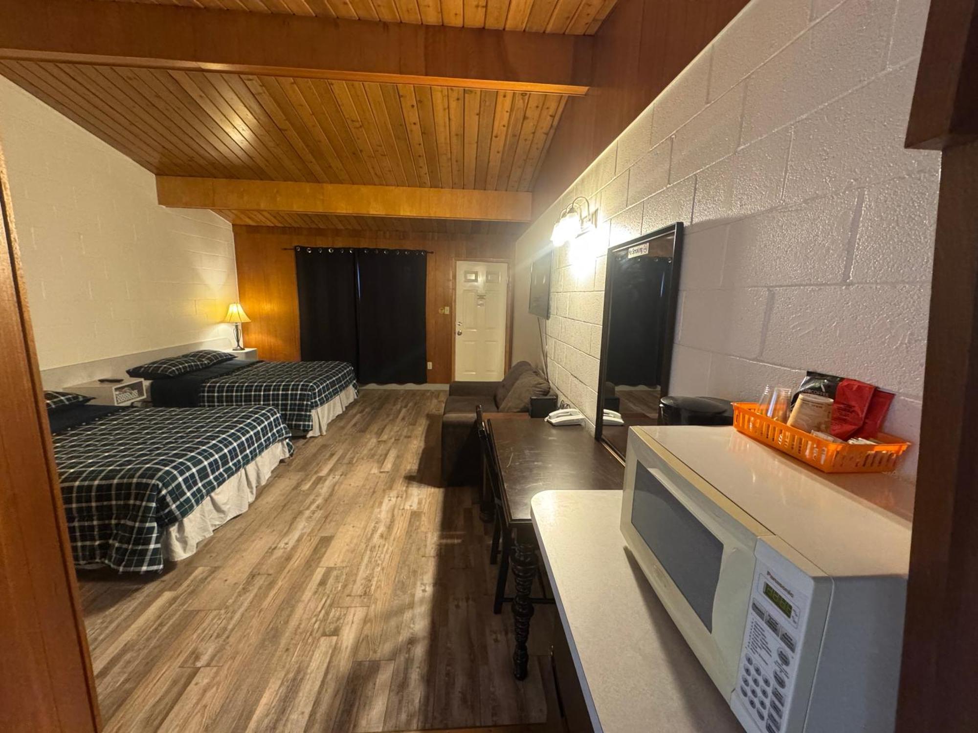 Ace Crown Motel Medicine Hat Esterno foto
