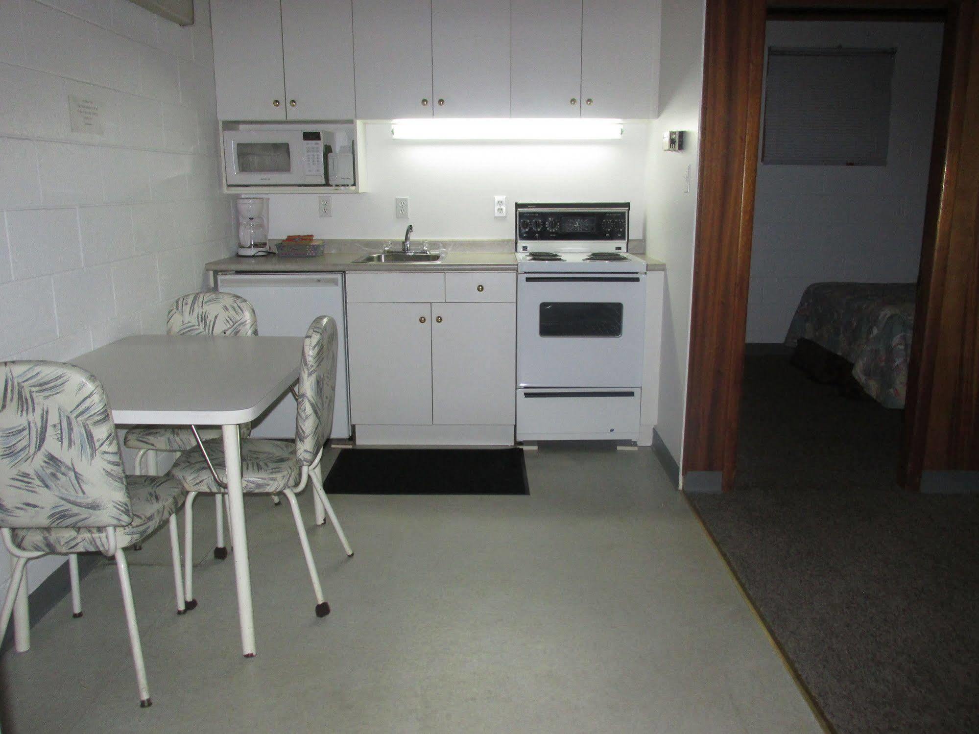Ace Crown Motel Medicine Hat Esterno foto